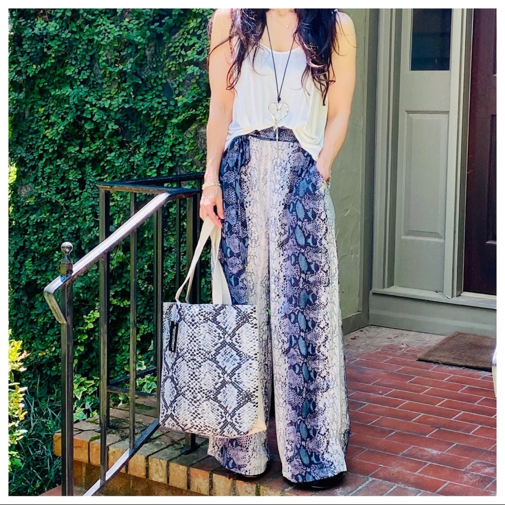 ✨LAST ONE✨SNAKESKIN PRINT WIDE LEG TIE FRONT PANTS - Picture 2 of 6